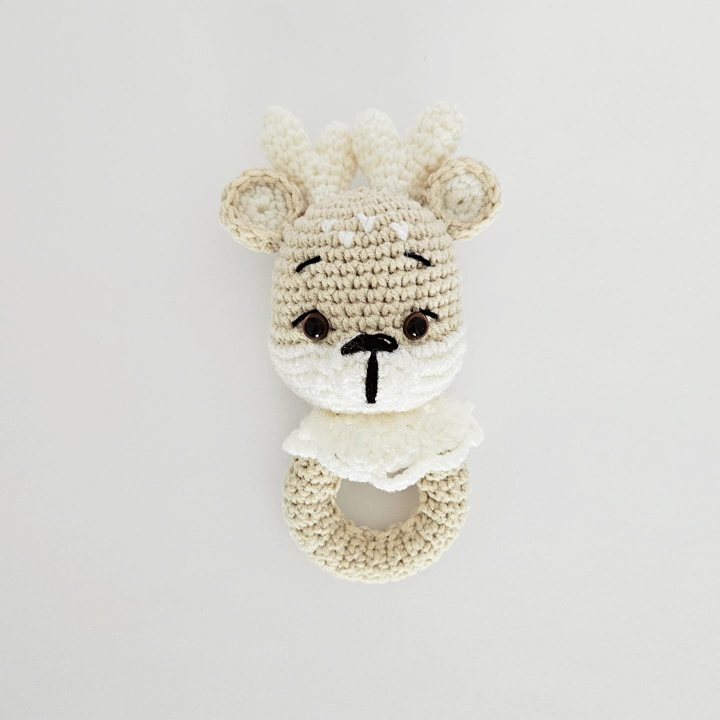 Ren crosetat handmade pe inel de lemn, decor de Craciun sau cadou pentru copii