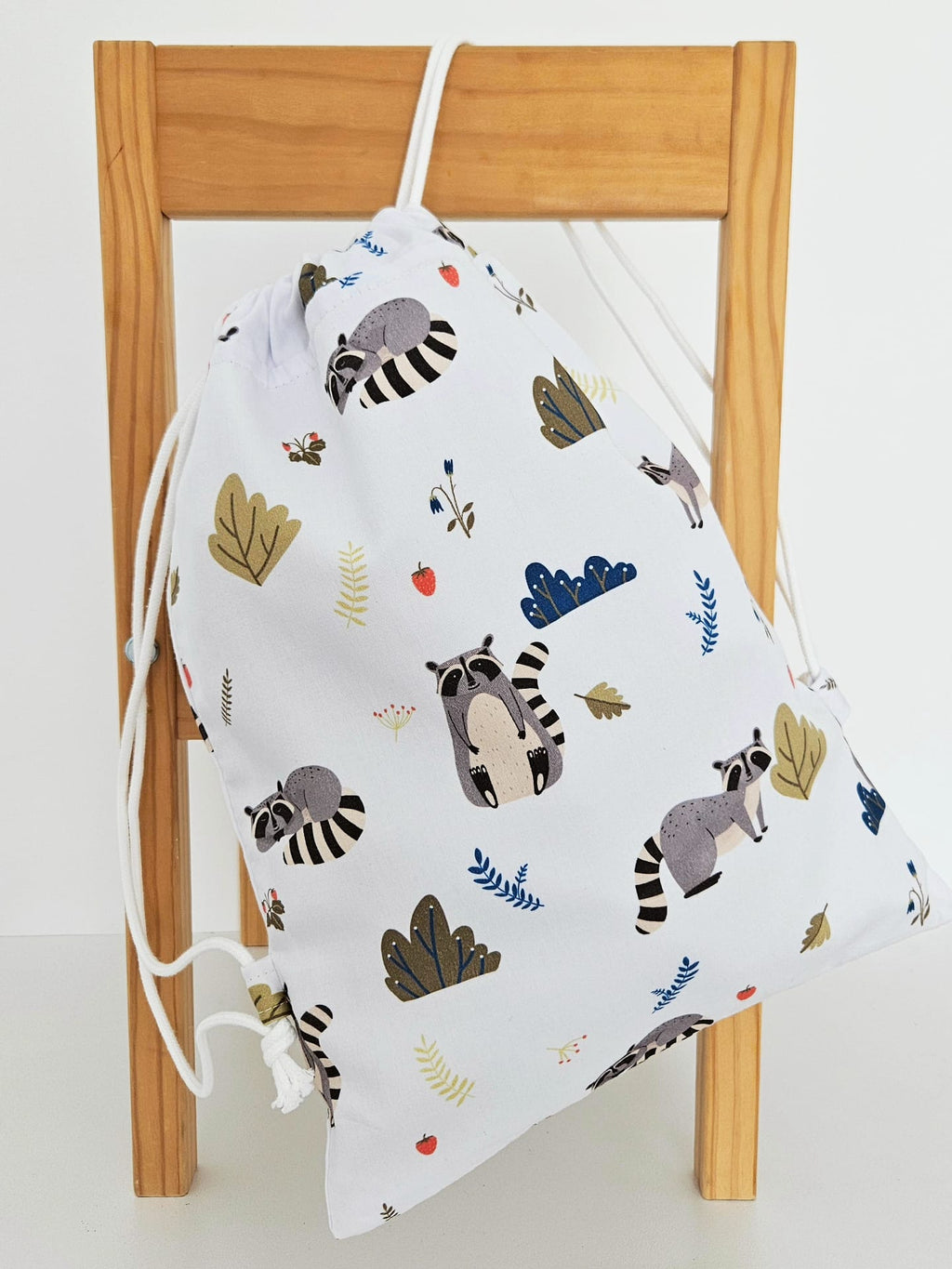 Detaliu imprimeu Racoon pe rucsac cresa sau gradinita 30x40 din bumbac, realizat de Misina's Store