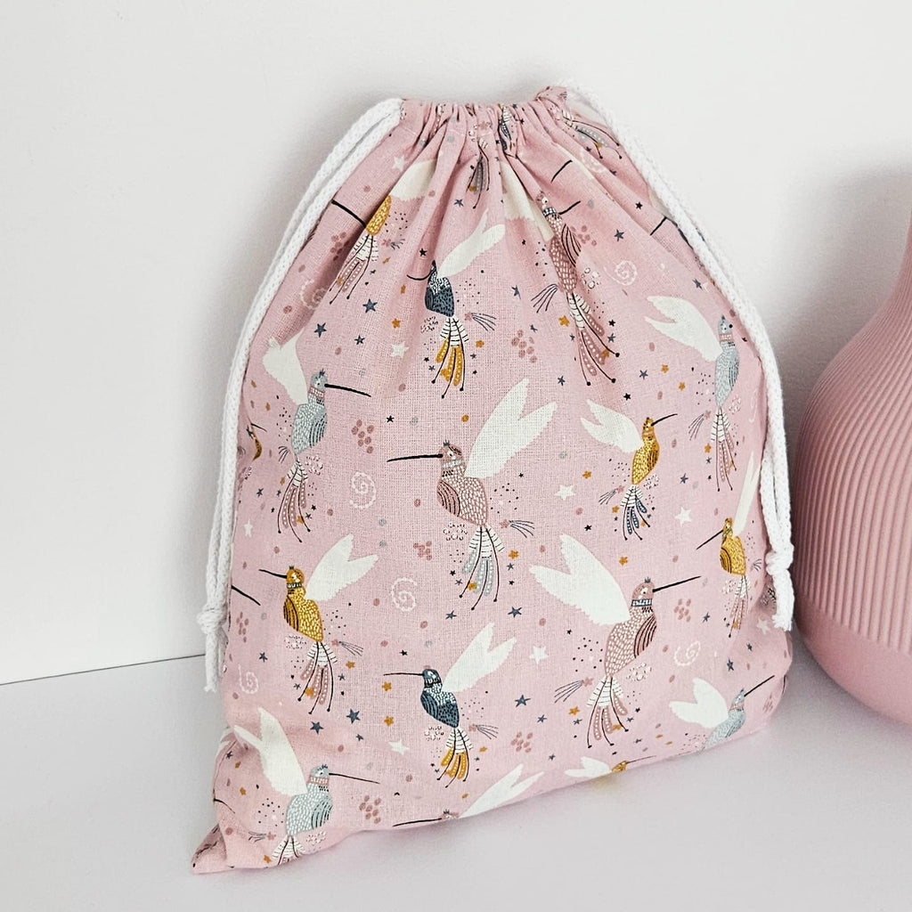 Detaliu material si imprimeu pe saculetul de cresa sau gradinita, realizat de Misina's Store