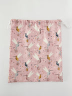 Vedere din fata si detaliu prindere la saculetul de cresa sau gradinita, realizat de Misina's Store