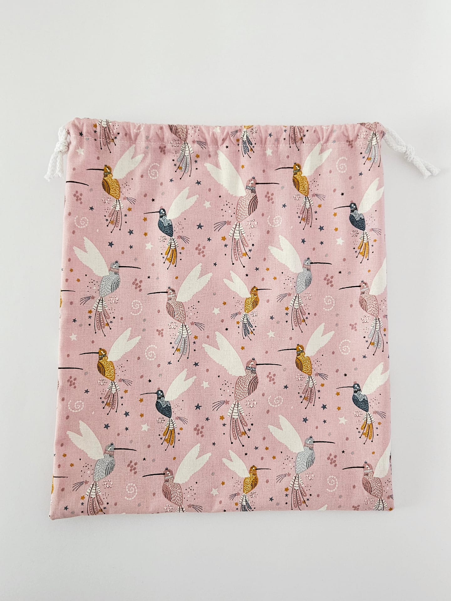 Vedere din fata si detaliu prindere la saculetul de cresa sau gradinita, realizat de Misina's Store