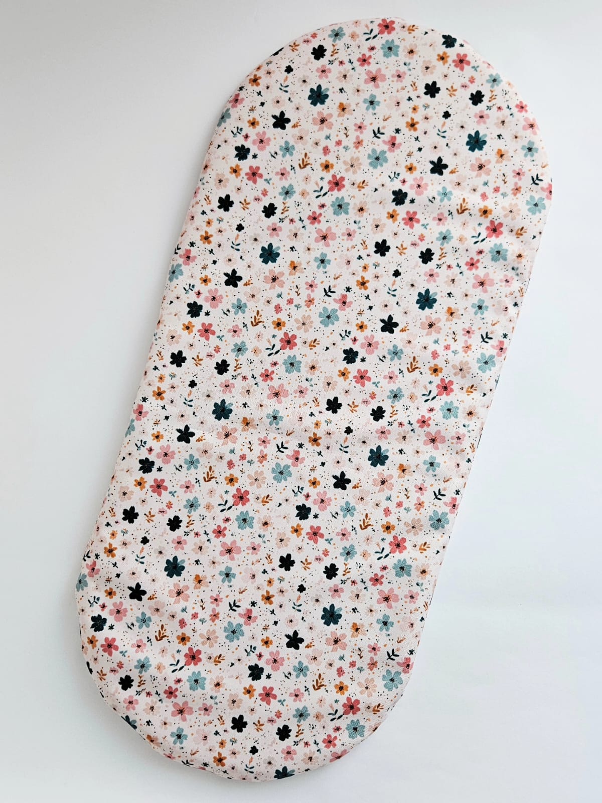 Salteluta impermeabila pentru schimbat bebelusi, compatibila cu cos crosetat, cu imprimeu floral delicat