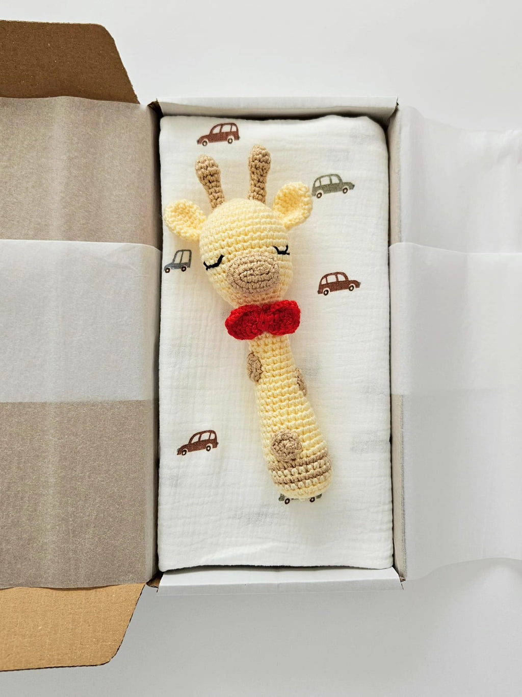 Set cadou pentru nou-nascuti cu muselina Baby Cars si jucarie crosetata girafa, ambalate elegant in cutie, handmade si potrivite pentru baby shower sau maternitate.