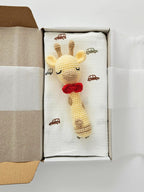 Set cadou pentru nou-nascuti cu muselina Baby Cars si jucarie crosetata girafa, ambalate elegant in cutie, handmade si potrivite pentru baby shower sau maternitate.