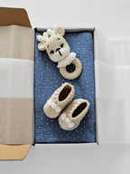 Set cadou bebe Reindeer cu muselina albastra, jucarie crosetata caprioara si botosei crem