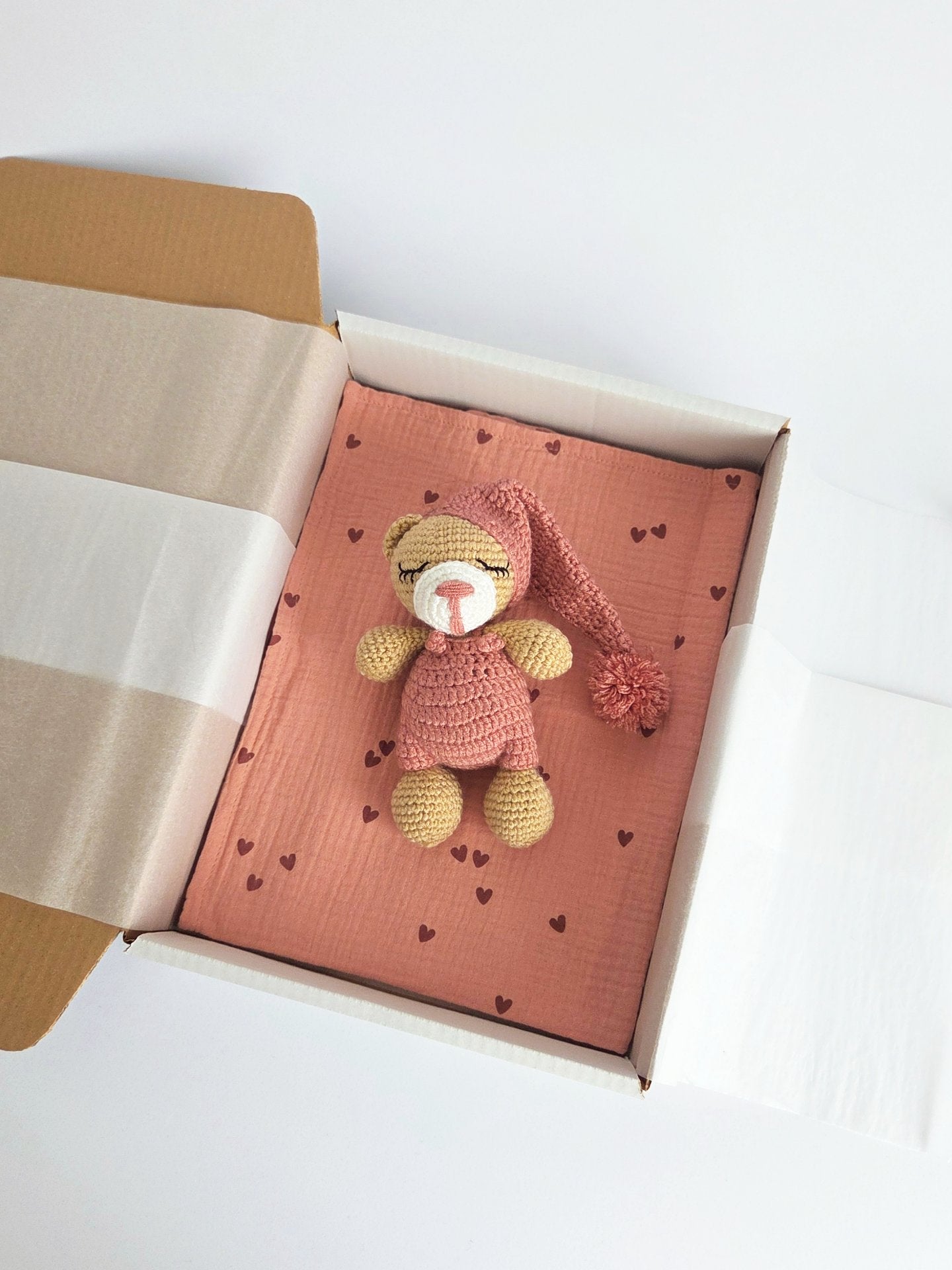 Set cadou pentru bebe cu ursulet si muselina, 2 piese