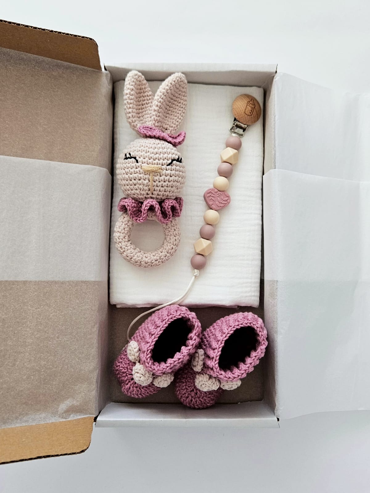 et cadou handmade pentru bebelusi cu jucarie crosetata iepuras, muselina din bumbac si botosi roz, ambalat elegant pentru cadou