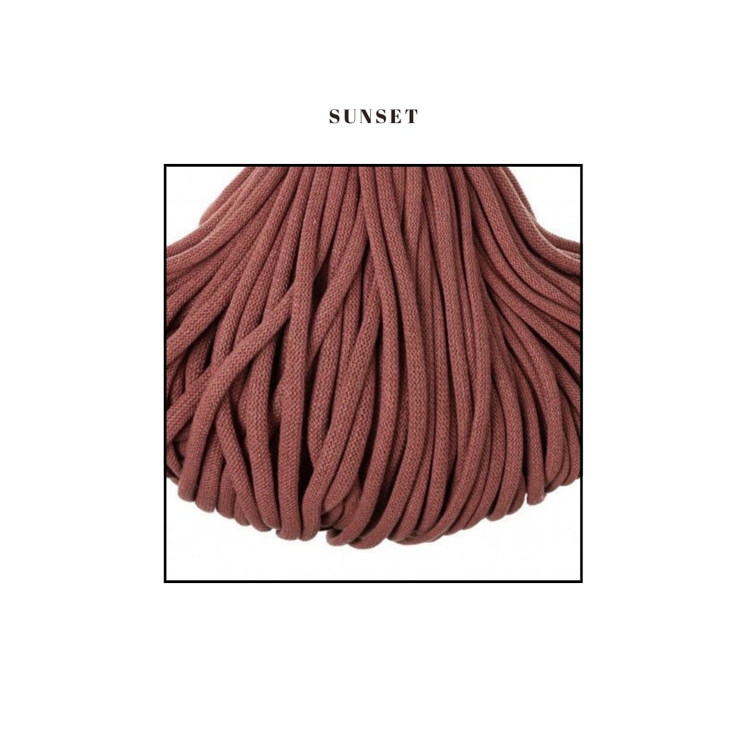 Fir textil de culoare sunset, gros si moale, ideal pentru cosuri crosetate premium pentru bebelusi. Textura densa si uniforma, potrivita pentru produse handmade de calitate.