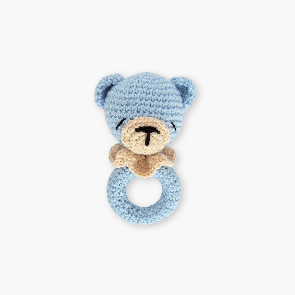 Ursulet crosetat din bumbac pe inel de lemn natural, obiect decorativ handmade