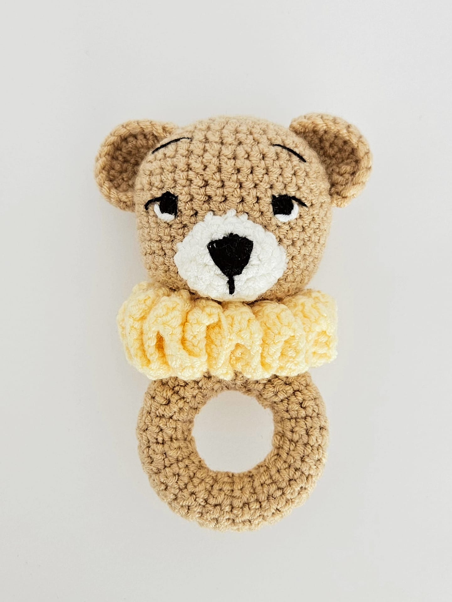 Ursulet crosetat pe inel de lemn, realizat de Misina's Store – jucarie decorativa pentru bebelusi